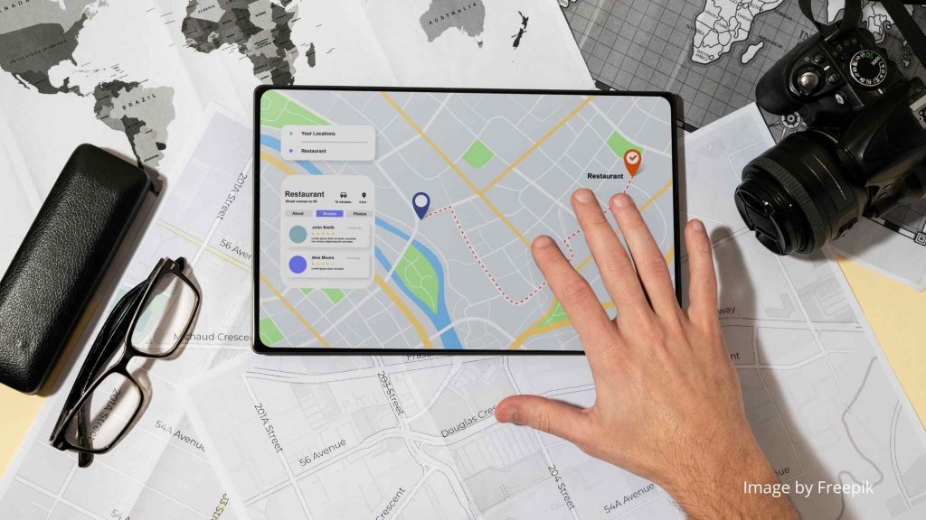Fungsi absensi berbasis GPS untuk memantau kehadiran karyawan secara real-time.