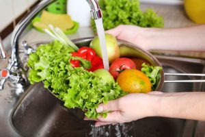 cara mencuci buah dan sayur