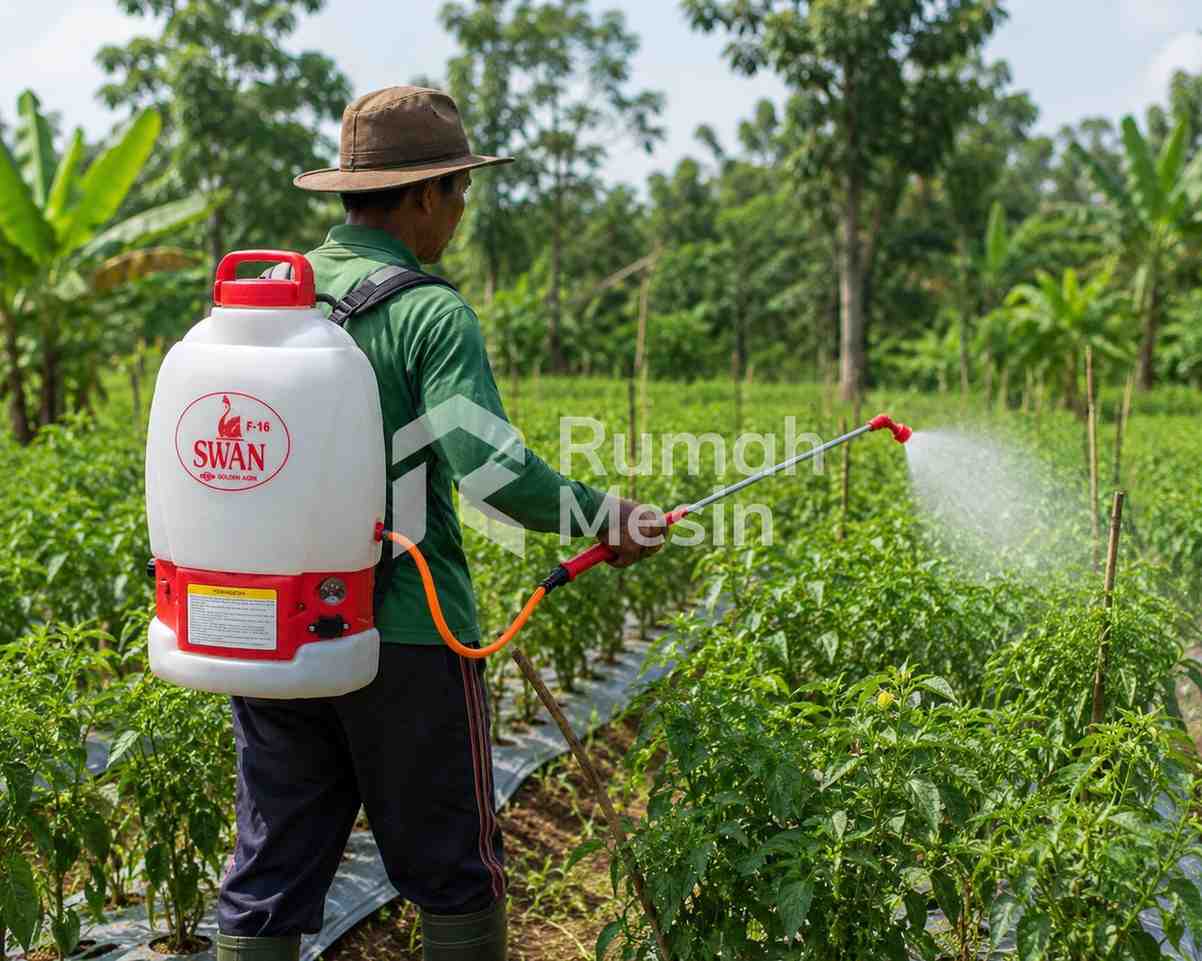 Penyemprotan tanaman modern pada padi membantu petani merawat tanaman di area persawahan.