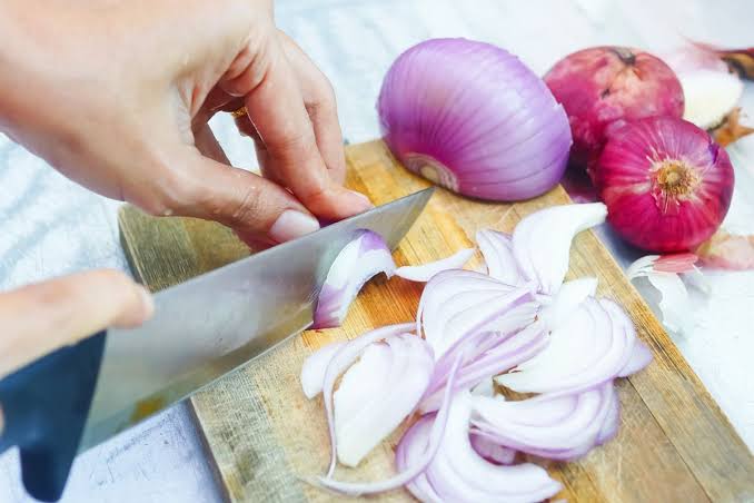 cara mengiris bawang dengan cepat
