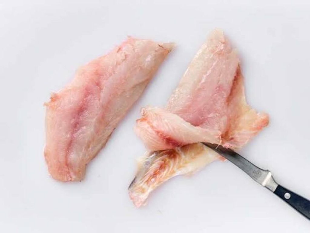 cara memisahkan daging ikan