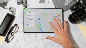 Fungsi absensi berbasis GPS untuk memantau kehadiran karyawan secara real-time.