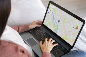 Ilustrasi cara kerja absensi GPS memvalidasi lokasi karyawan